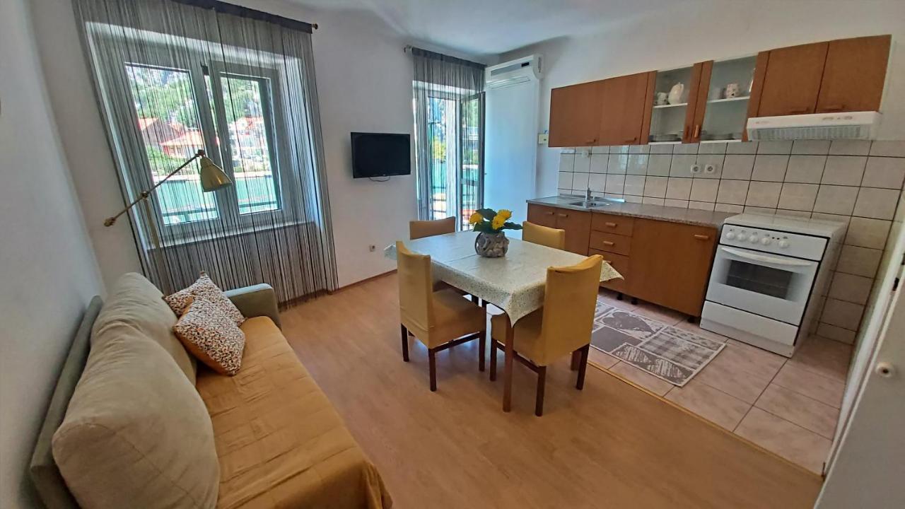 Apartment Mandic Omis Exterior photo